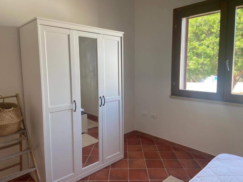 Ampio armadio nella camera matrimoniale per riporre i bagagli
