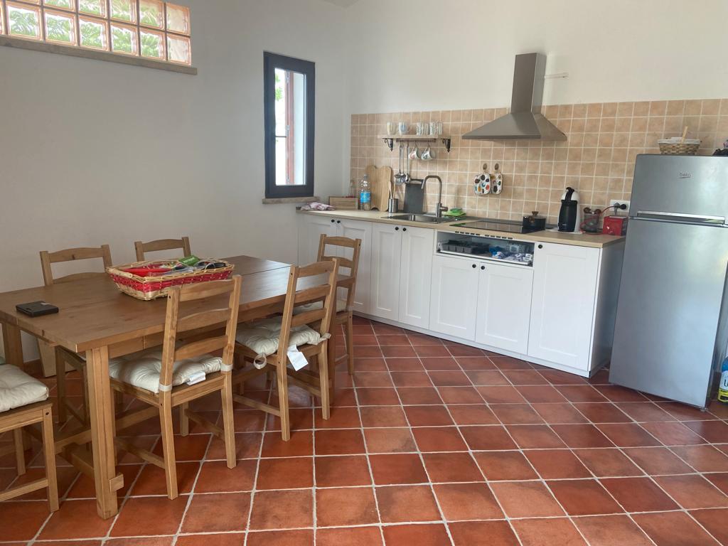 Cucina completamente attrezzata con elettrodomestici moderni