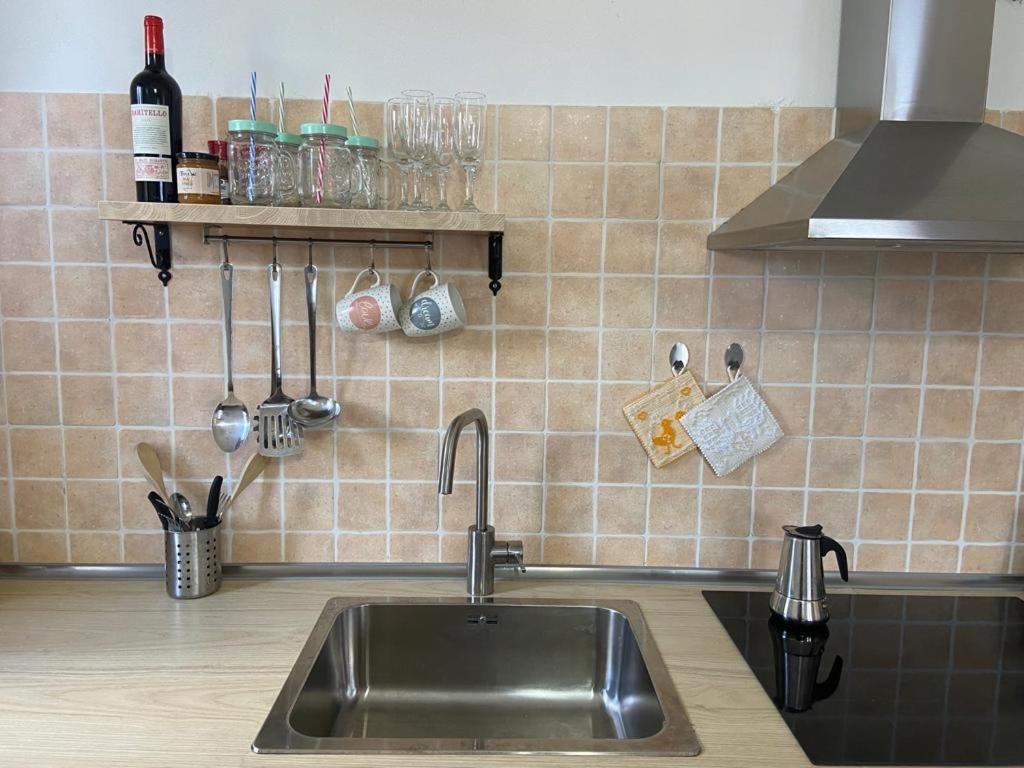 Dettagli della cucina con accessori e utensili a disposizione degli ospiti