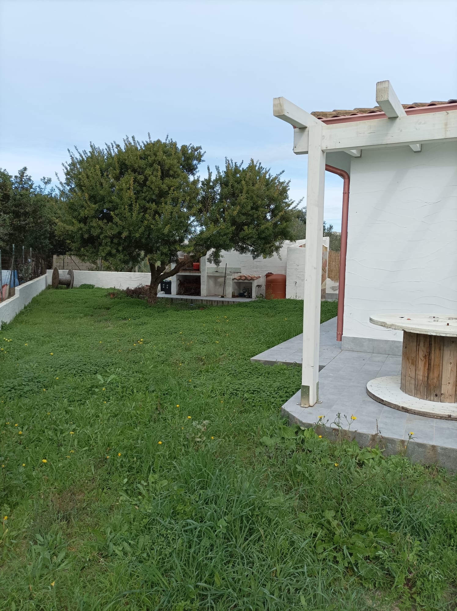 Ampio giardino privato con zona barbecue per grigliate in compagnia