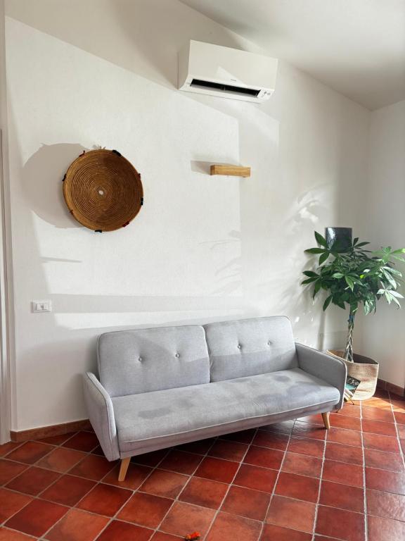 Soggiorno e cucina open space di Domu Istella, casa vacanze moderna in Sardegna