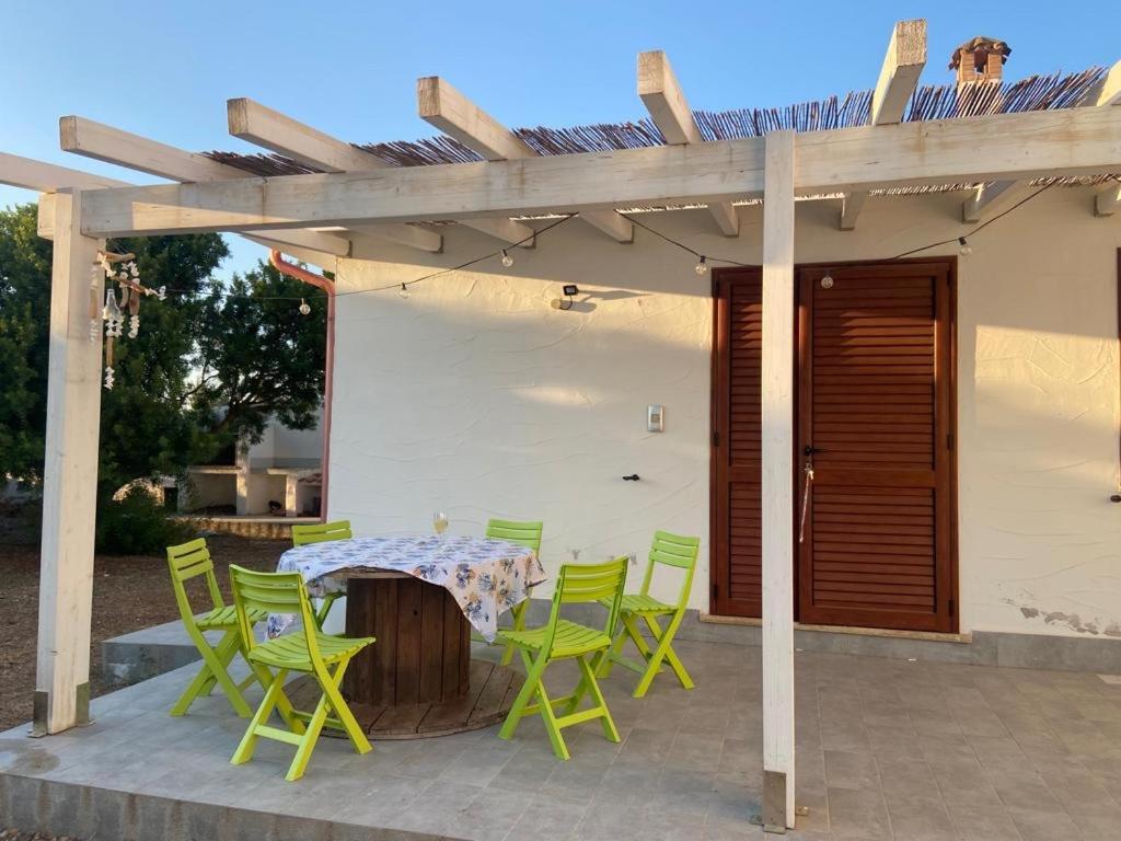 Veranda coperta con pergola in legno per momenti di relax all'aperto