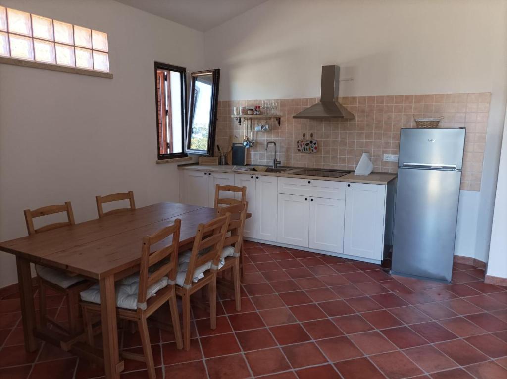 Zona pranzo interna luminosa con tavolo in legno